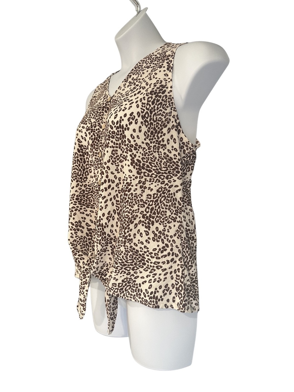 Joie de Vivre Women’s Plus-Size 2X Sleeveless Leopard Tie-Front Blouse - Picture 3 of 7